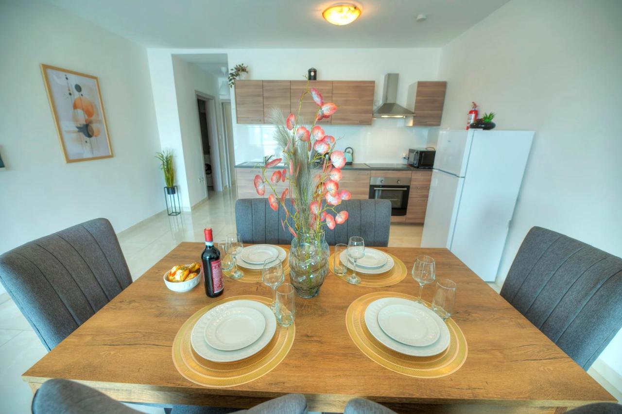 Seafront Beautifully Furnished 2 Bedrooms Gogzr-3 Gzira Exterior foto